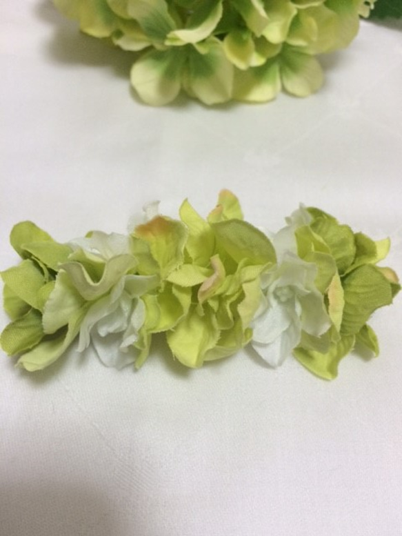 淡い緑と白の紫陽花バレッタ 1枚目の画像