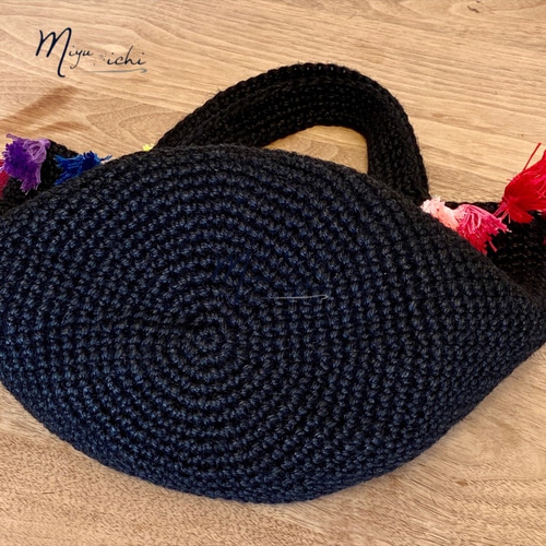 レインボーカラーのタッセルいっぱい麻ひもバッグ・黒（受注制作