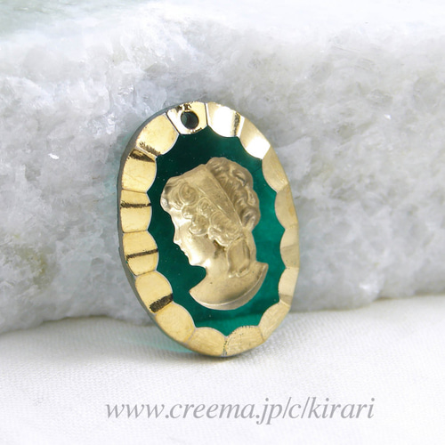 西ドイツ製 ヴィンテージカメオペンダント ~ Emerald Green チャーム 
