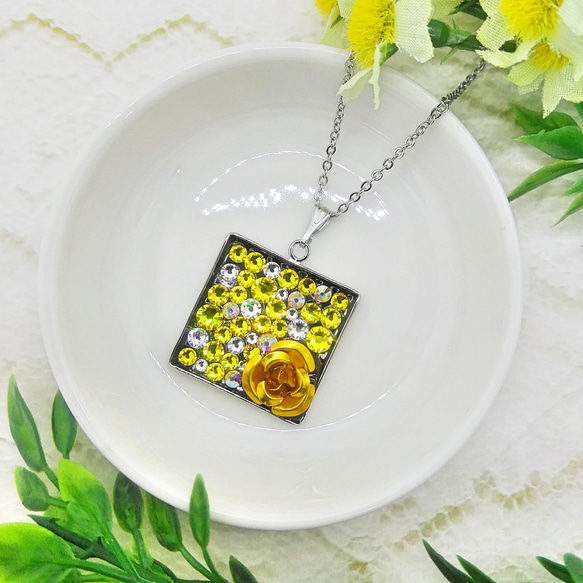 イエローローズとスワロフスキーのキラキラネックレス（シトリン