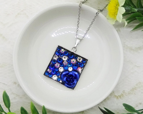 ブルーローズとスワロフスキーのキラキラネックレス（カプリブルー