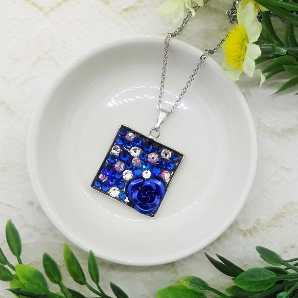 ブルーローズとスワロフスキーのキラキラネックレス（カプリブルー