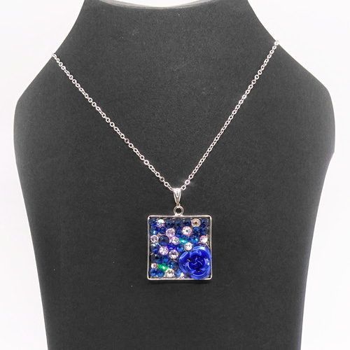 ブルーローズとスワロフスキーのキラキラネックレス（カプリ