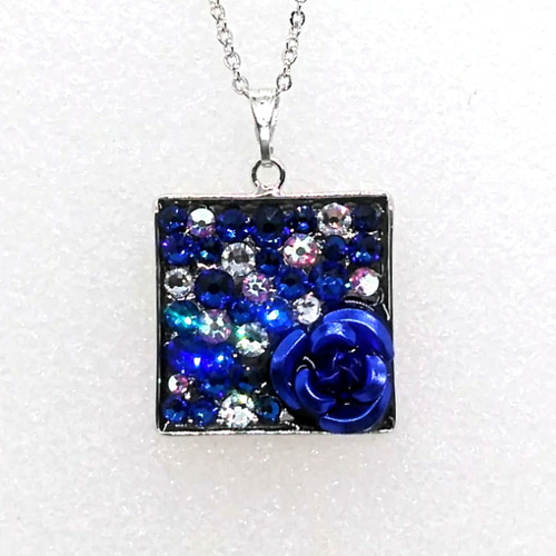 ブルーローズとスワロフスキーのキラキラネックレス（カプリブルー