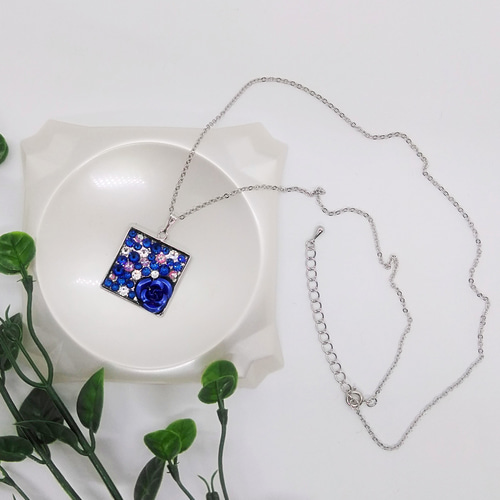 ブルーローズとスワロフスキーのキラキラネックレス（カプリブルー