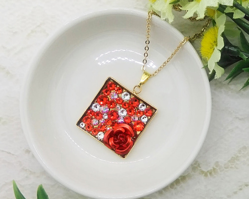 レッドローズとスワロフスキーのキラキラネックレス（ヒヤシンス