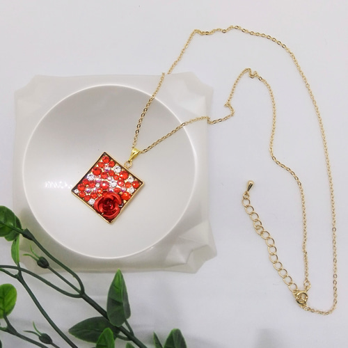 レッドローズとスワロフスキーのキラキラネックレス（ヒヤシンス