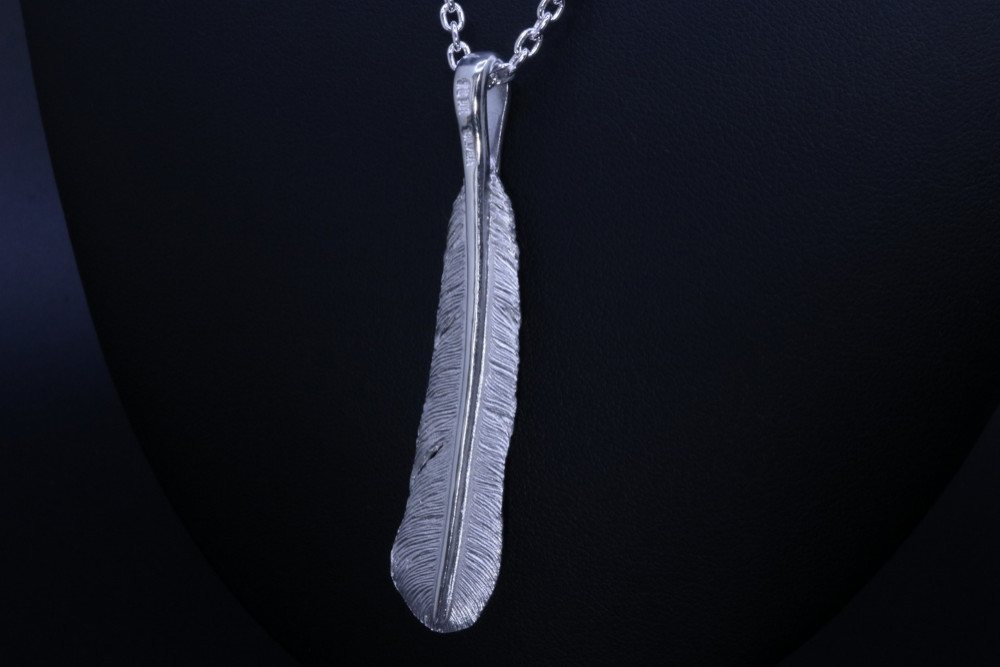 ネックレス メンズ : 八咫烏 フェザー ペンダント トップ 白仕上げ