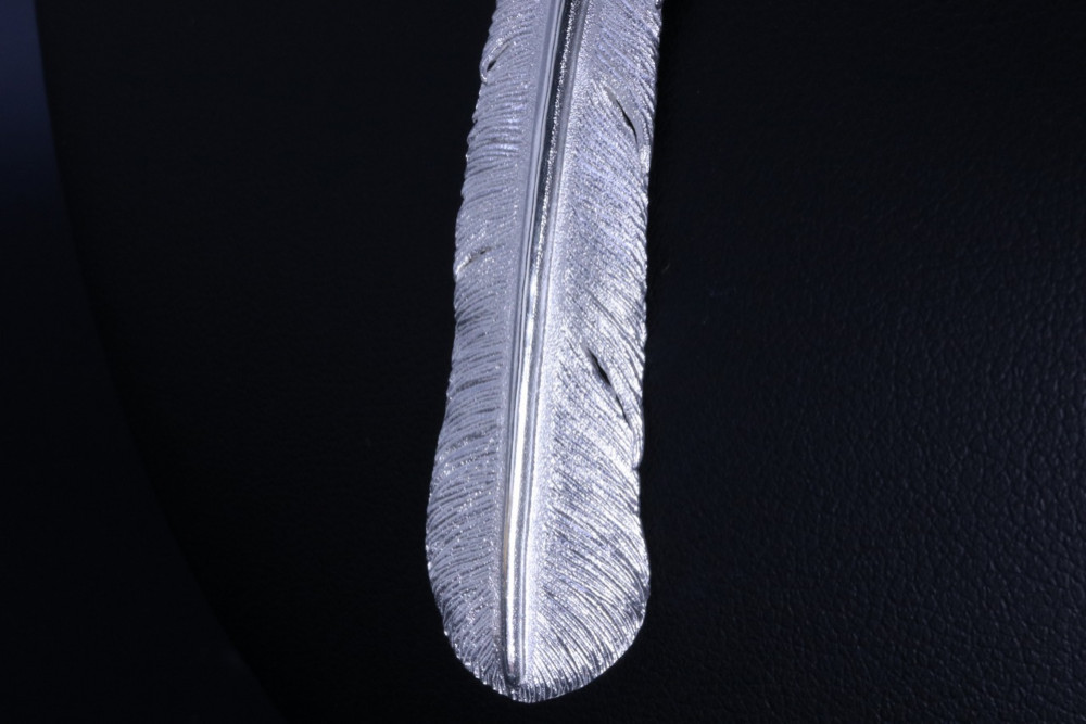 ネックレス メンズ : 八咫烏 フェザー ペンダント トップ 白仕上げ