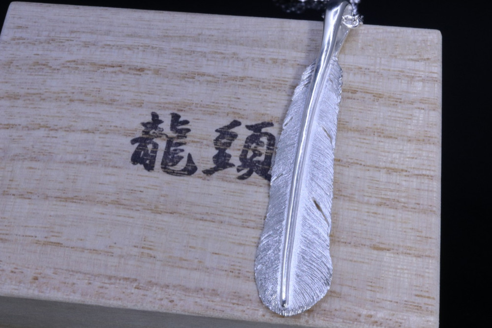 ネックレス メンズ : 八咫烏 フェザー ペンダント トップ 白仕上げ