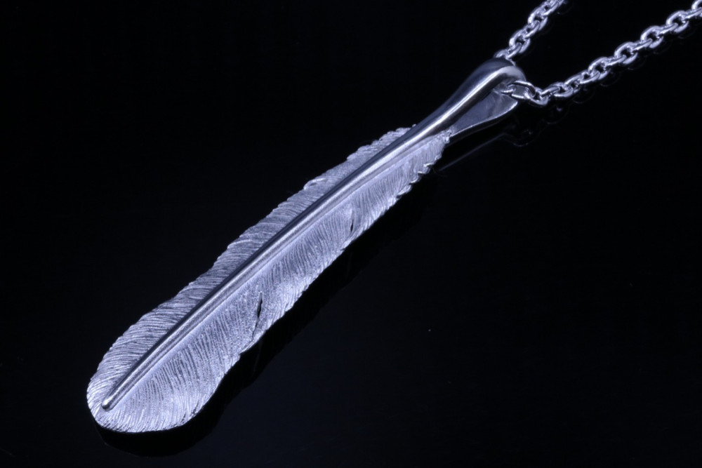 ネックレス メンズ : 八咫烏 フェザー ペンダント トップ 白仕上げ