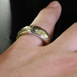 指輪 メンズ : 甲丸 丸 鎚目 シルバー リング 8mm幅 シルバー×K18 14～26号 シンプル 5枚目の画像