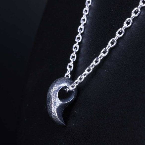 ネックレス メンズ : 八尺瓊 勾玉 ペンダント SIZE:S 燻し仕上げ チェーン付き ブランド 3枚目の画像