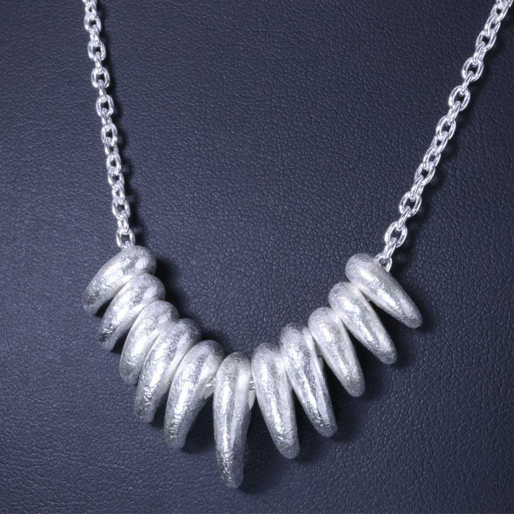 ネックレス メンズ : 八尺瓊 勾玉 ペンダント 勾玉：S×6 M×4 L×1 白仕上げ ブランド 33,248円