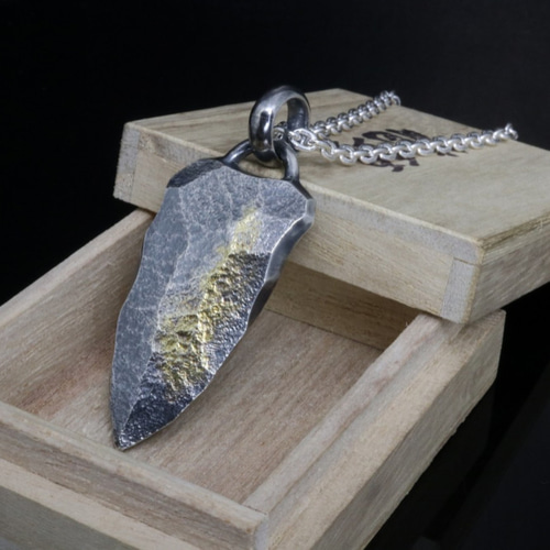 ネックレス メンズ : K18 シルバー 岩石 矢尻 ペンダントトップ 燻し