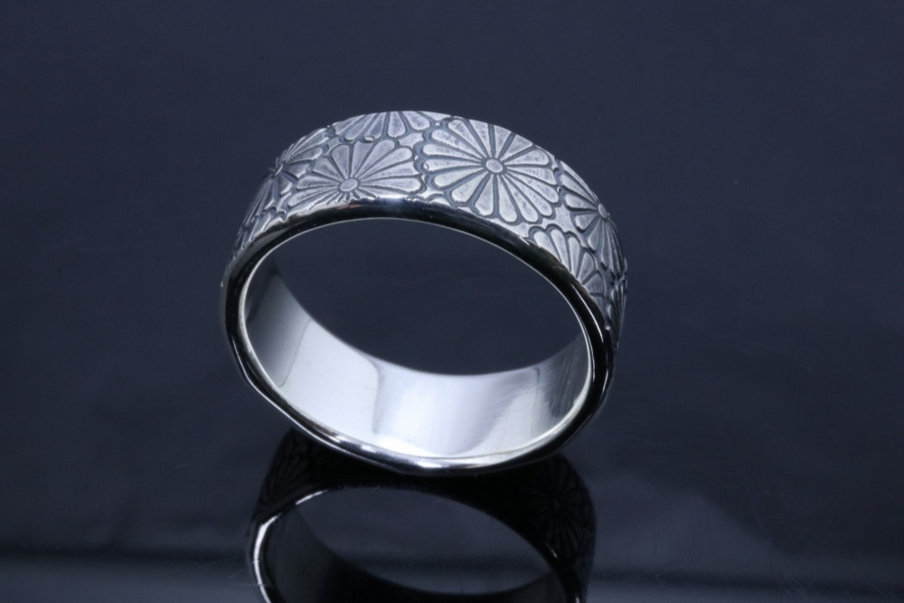 指輪 メンズ : 乱菊 菊紋 平打ち シルバー リング 8mm幅 14～27号 シンプル 和柄 和風 ブランド
