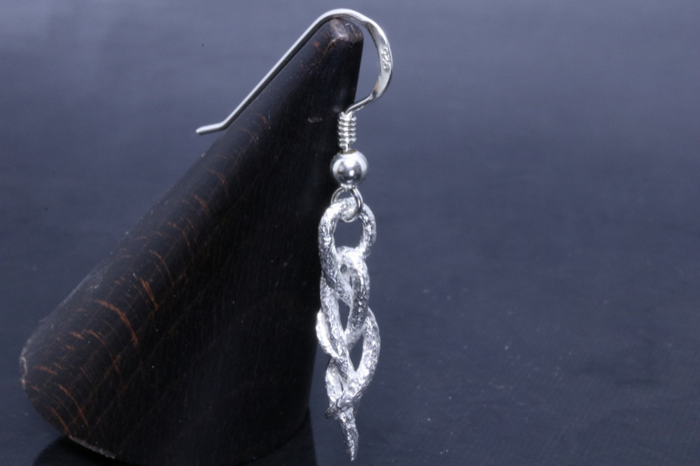 ピアス メンズ : シルバー 蔦 ピアス 白仕上げ 1ヶ 片耳 片耳用 シングル 和柄 和風 ギフト プレゼント