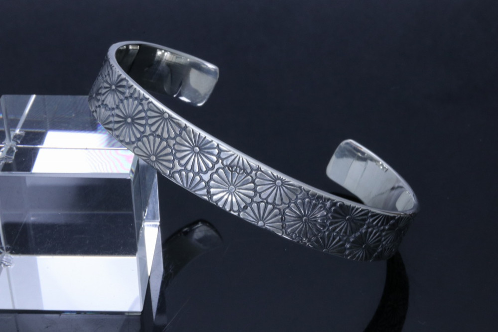 バングル メンズ : 乱菊 シルバーバングル 10mm幅 菊紋 菊の紋章 スタンプワーク シルバー サイズS/M/L