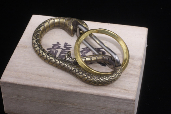龍頭 蛇カラビナ 真鍮 キーホルダー キーフック スネーク ギフト 2枚目の画像