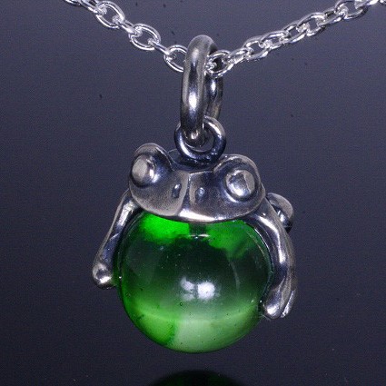 ペンダント メンズ レディース : 蛙 玉 シルバー ペンダントトップ （Green Glass） お守り