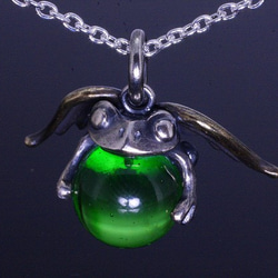 ペンダント メンズ レディース : 天使 蛙 玉 シルバー ペンダントトップ （Green Glass） お守り 2枚目の画像