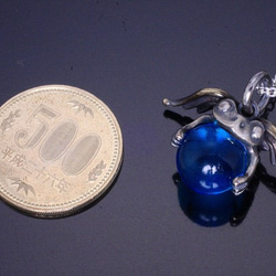 ペンダント メンズ レディース : 天使 蛙 玉 シルバー ペンダントトップ （Blue　glass） お守り 8枚目の画像