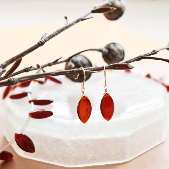 半額SALE【訳あり・選べる】なつめ風　レッドアゲート　大粒マーキス　サージカルステンレスフックピアス 1枚目の画像