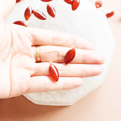 半額SALE【訳あり・選べる】なつめ風　レッドアゲート　大粒マーキス　サージカルステンレスフックピアス 4枚目の画像