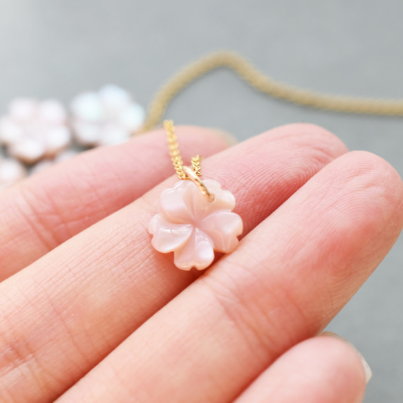 半價促銷【剩餘 13 件】櫻花粉紅貝殼花朵切割約 40 公分手術不鏽鋼項鍊 第4張的照片
