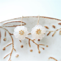 【限定数のみ】白い小花　ホワイトシェル　14KGFピアス 1枚目の画像