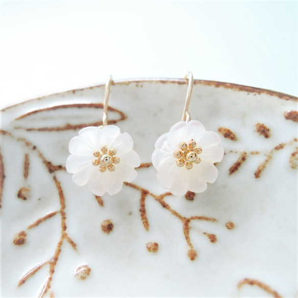 【限定数のみ】白い小花　ホワイトシェル　14KGFピアス 1枚目の画像
