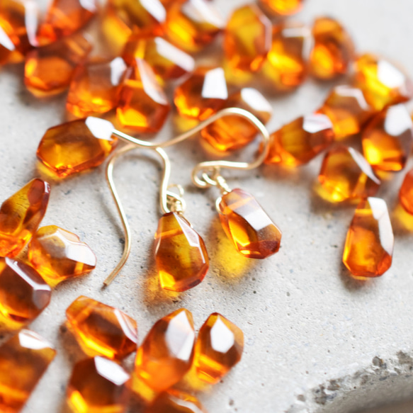【限定数のみ・Sサイズ】バルト海産　天然　アンバー(琥珀）　タンブル　カケラ　サージカルステンレスピアス 1枚目の画像
