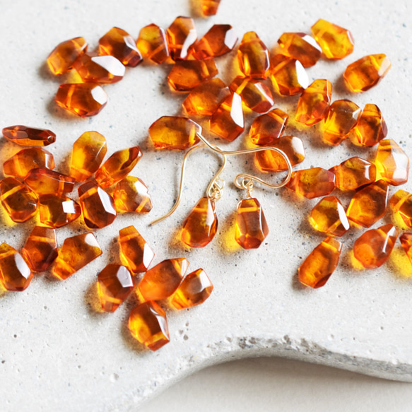 【限定数のみ・Sサイズ】バルト海産　天然　アンバー(琥珀）　タンブル　カケラ　サージカルステンレスピアス 2枚目の画像