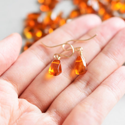 【限定数のみ・Sサイズ】バルト海産　天然　アンバー(琥珀）　タンブル　カケラ　サージカルステンレスピアス 3枚目の画像