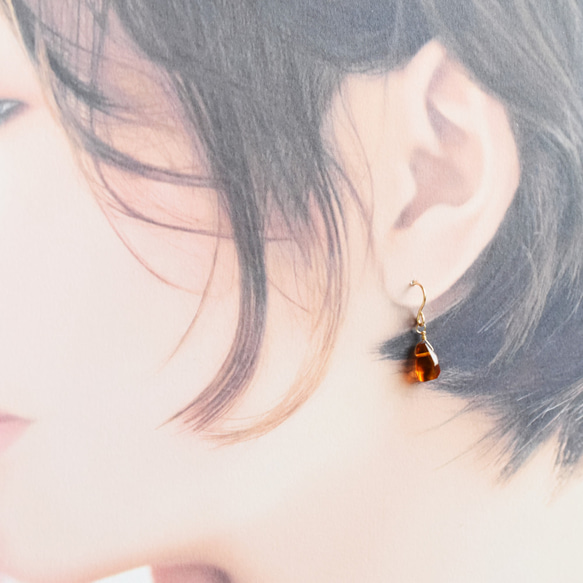 【限定数のみ・Sサイズ】バルト海産　天然　アンバー(琥珀）　タンブル　カケラ　サージカルステンレスピアス 4枚目の画像