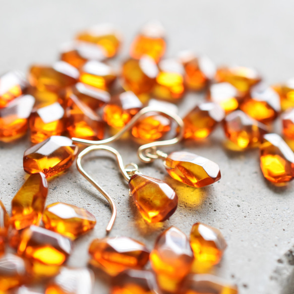 【限定数のみ・Sサイズ】バルト海産　天然　アンバー(琥珀）　タンブル　カケラ　サージカルステンレスピアス 6枚目の画像