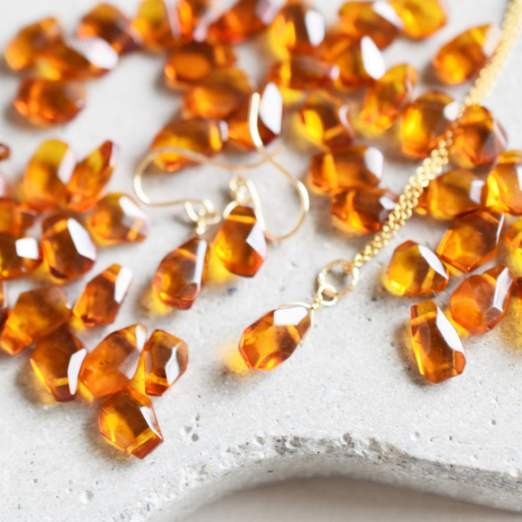 【限定数のみ・Sサイズ】バルト海産　天然　アンバー(琥珀）　タンブル　カケラ　サージカルステンレスピアス 7枚目の画像