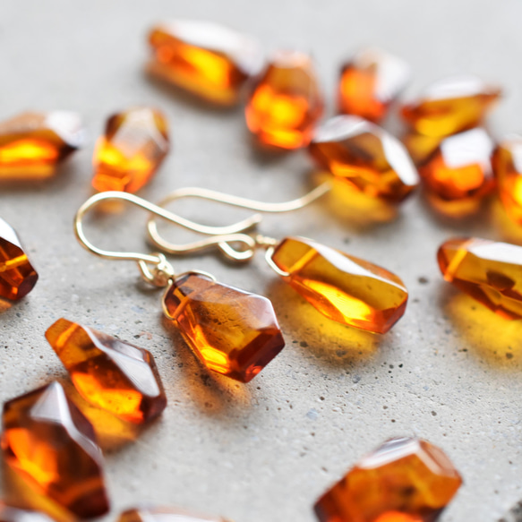 特集掲載・数量限定【細長大粒サイズ】バルト海産　紅茶色　アンバー(琥珀）　タンブル　カケラ　サージカルステンレスピアス 2枚目の画像