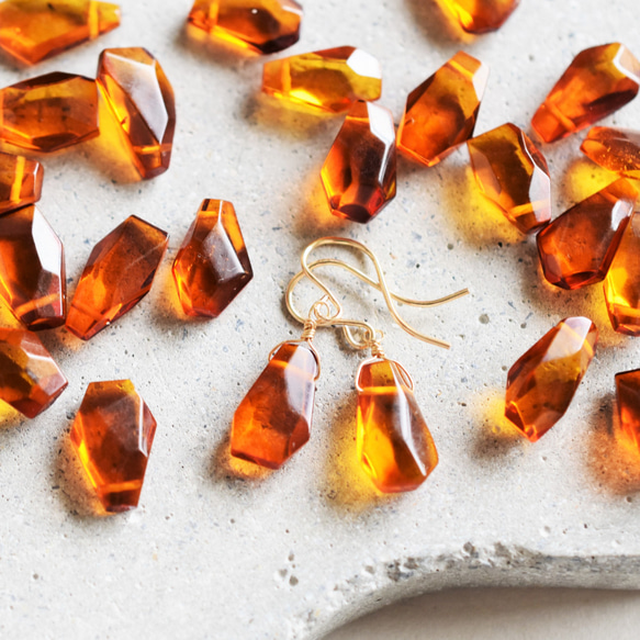 特集掲載・数量限定【細長大粒サイズ】バルト海産　紅茶色　アンバー(琥珀）　タンブル　カケラ　サージカルステンレスピアス 1枚目の画像