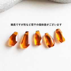 特集掲載・数量限定【細長大粒サイズ】バルト海産　紅茶色　アンバー(琥珀）　タンブル　カケラ　サージカルステンレスピアス 3枚目の画像