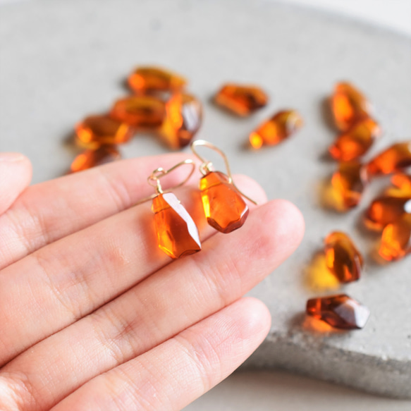 特集掲載・数量限定【細長大粒サイズ】バルト海産　紅茶色　アンバー(琥珀）　タンブル　カケラ　サージカルステンレスピアス 4枚目の画像