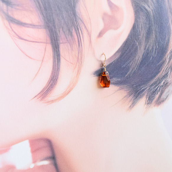 特集掲載・数量限定【細長大粒サイズ】バルト海産　紅茶色　アンバー(琥珀）　タンブル　カケラ　サージカルステンレスピアス 5枚目の画像