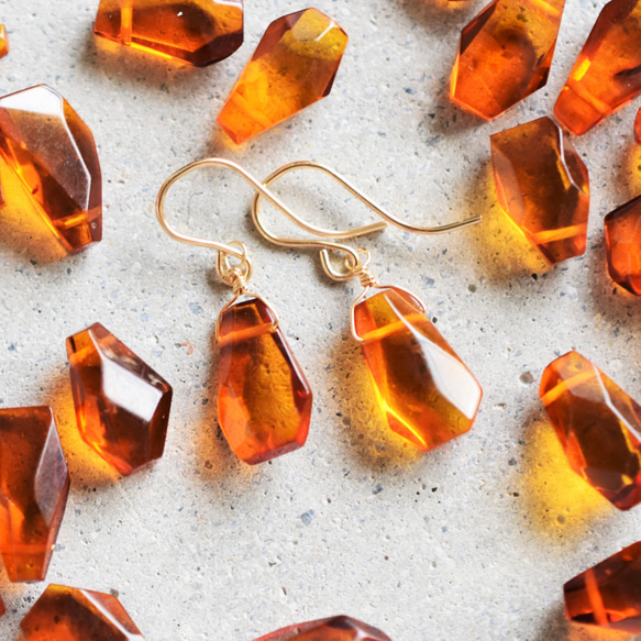 特集掲載・数量限定【細長大粒サイズ】バルト海産　紅茶色　アンバー(琥珀）　タンブル　カケラ　サージカルステンレスピアス 6枚目の画像