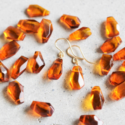特集掲載・数量限定【細長大粒サイズ】バルト海産　紅茶色　アンバー(琥珀）　タンブル　カケラ　サージカルステンレスピアス 7枚目の画像