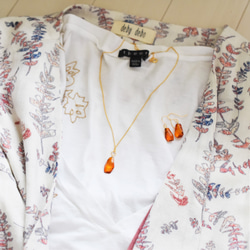 特集掲載・数量限定【細長大粒サイズ】バルト海産　紅茶色　アンバー(琥珀）　タンブル　カケラ　サージカルステンレスピアス 8枚目の画像