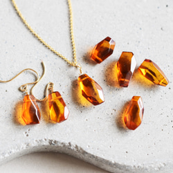 特集掲載・数量限定【細長大粒サイズ】バルト海産　紅茶色　アンバー(琥珀）　タンブル　カケラ　サージカルステンレスピアス 9枚目の画像