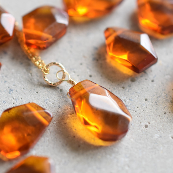 特集掲載【L大粒サイズ】バルト海産　紅茶カラー　アンバー(琥珀）　カケラ　サージカルステンレスチェーンネックレス40cm 1枚目の画像