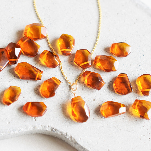 特集掲載【L大粒サイズ】バルト海産　紅茶カラー　アンバー(琥珀）　カケラ　サージカルステンレスチェーンネックレス40cm 2枚目の画像