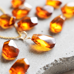 特集掲載【L大粒サイズ】バルト海産　紅茶カラー　アンバー(琥珀）　カケラ　サージカルステンレスチェーンネックレス40cm 3枚目の画像