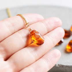 特集掲載【L大粒サイズ】バルト海産　紅茶カラー　アンバー(琥珀）　カケラ　サージカルステンレスチェーンネックレス40cm 4枚目の画像